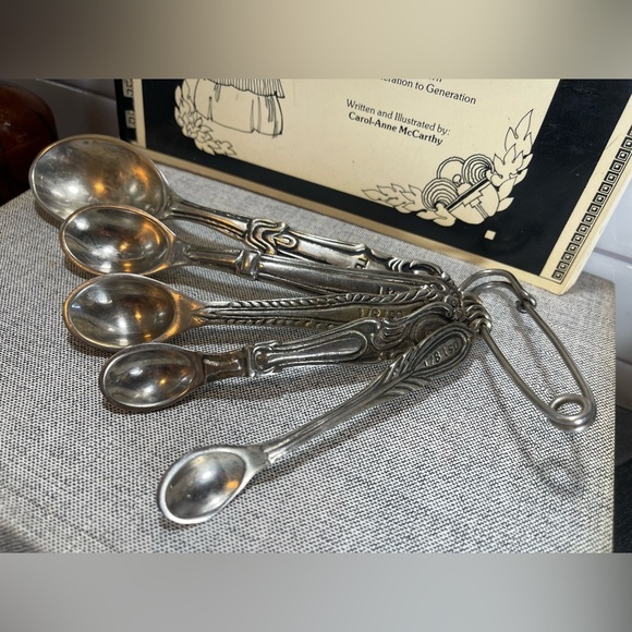Country Kitchen ANTHROPOLOGIE 5 Piece Measuring Spoon Set on Safety Pin Holder - Picture 11 of 11